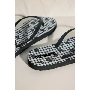 Ysabel Mora Black Flower teenslippers in zwart en wit